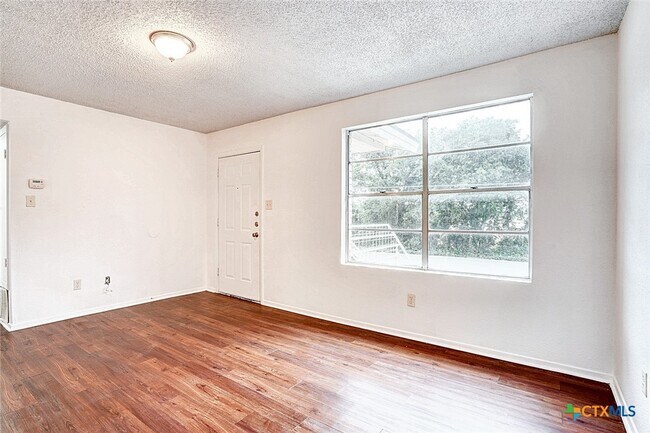 Foto del edificio - 728 Old Martindale Rd