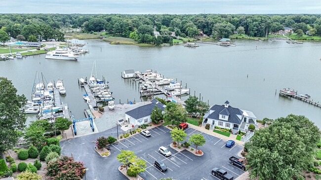 Building Photo - Marina Bluff