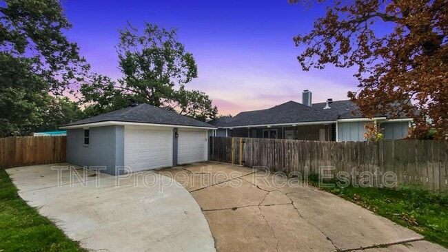 Building Photo - 1801 Rosebud Ct