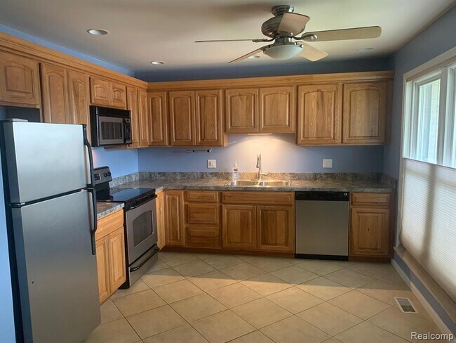 Building Photo - 37065 Brynford Dr
