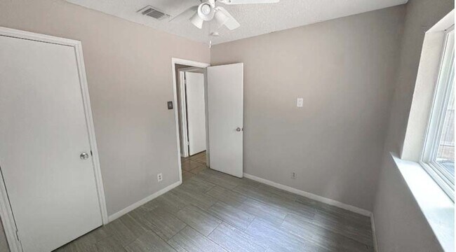 Building Photo - Charming 4-bedroom, 2.5-bath