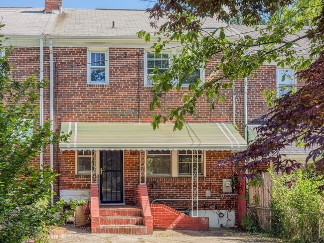 Building Photo - Charming Mid-Century Townhouse in Baltimor...