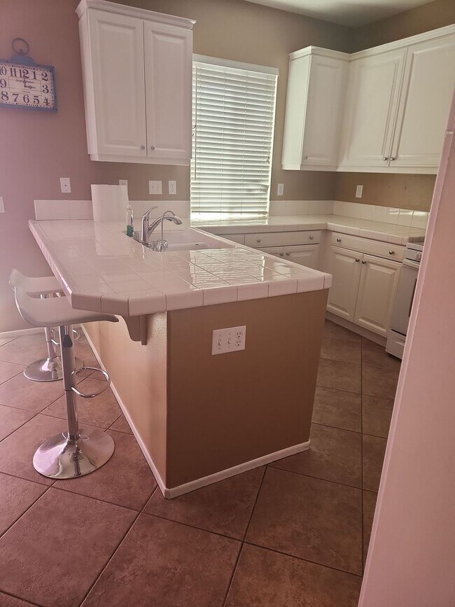 Building Photo - 4-Bedroom Gated Community in Riverside