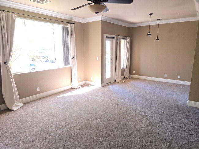 Foto del edificio - 22681 Oak Grove