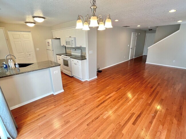 Foto del edificio - *MOVE-IN SPECIAL!*  Beaverton Home on Corner Lot with Attached Garage, Fenced Backyard, Deck