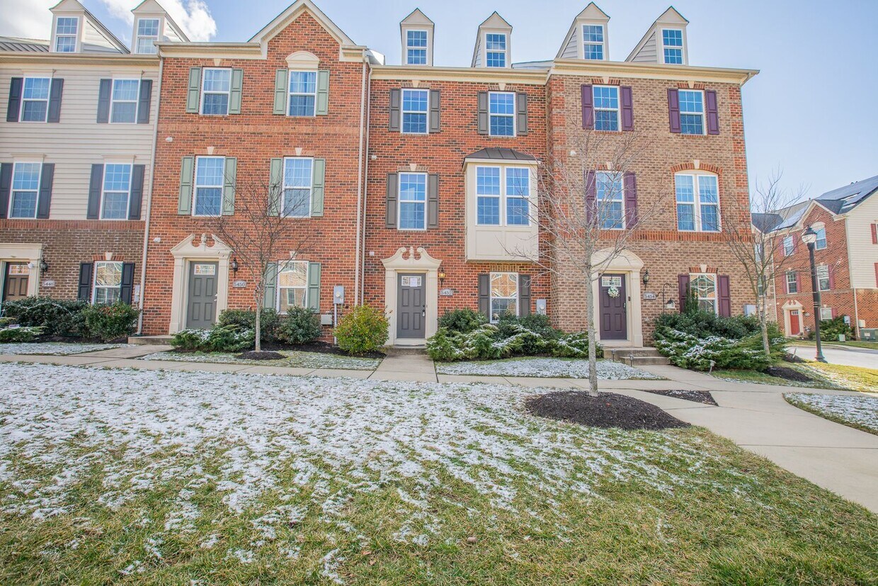 Primary Photo - Amazing 5 BR/4.5 BA Townhome in Greenbelt!