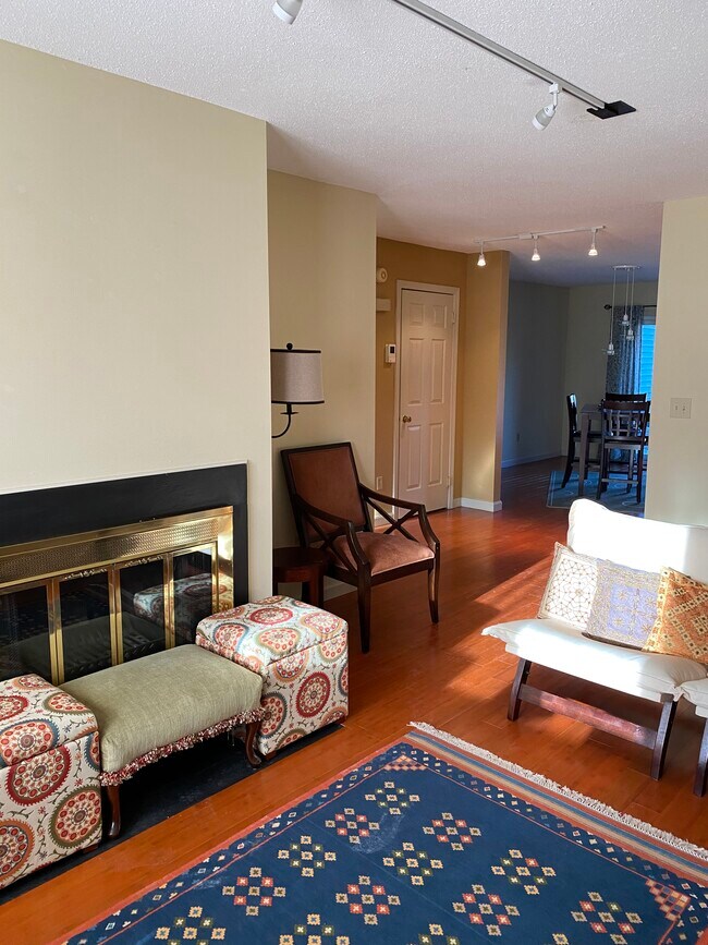 28 Crossroads Ln, Glastonbury, CT 06033 Townhome Rentals in