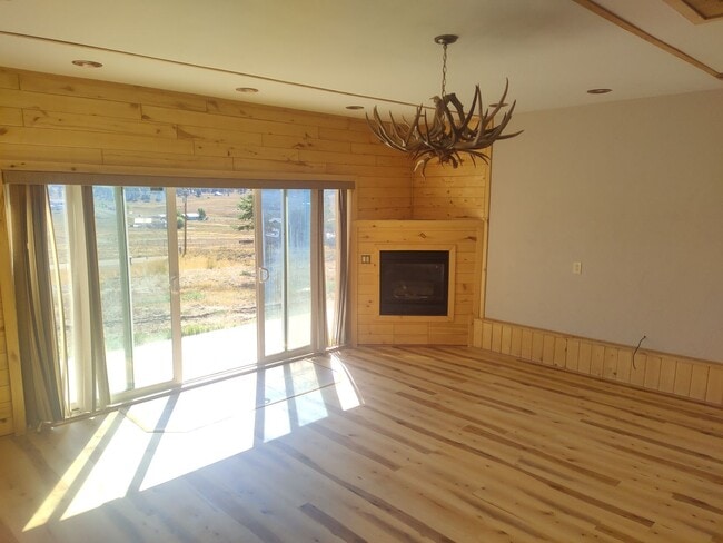 Building Photo - Gorgeous 3B/2BTH Home in Holiday Acres on ...