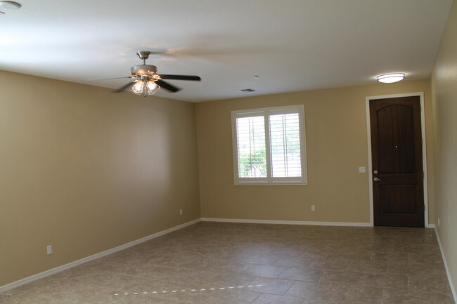 Foto del edificio - 9059 W Red Fox Rd