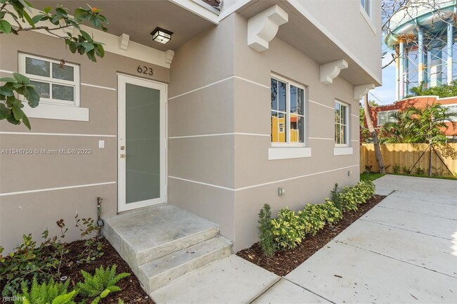 Building Photo - 3 br, 2.5 bath House - 617 NW 1st Ave # 623