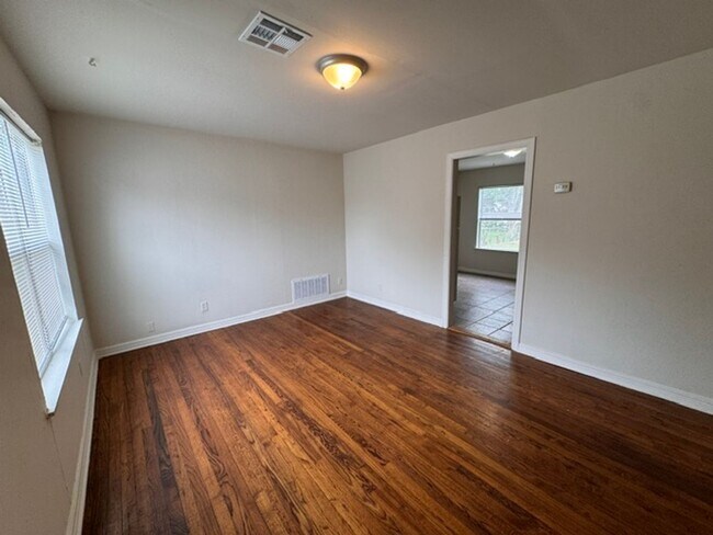 Foto del edificio - 2 bed 1 bath huge outdoor space and one car garage in Norman!