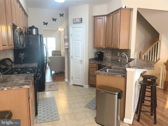 Foto del edificio - Beautiful 3bd 3.5bth end of group garage t...