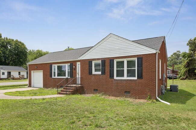 Building Photo - 3BR/1BA Renovated Brick Rancher | 1-Car Garage | Hampton – Coliseum Central