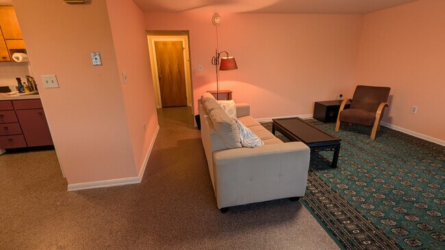 Sala de estar y pasillo - 143 Campbell Ave