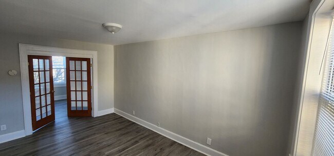 Building Photo - NEW Kitchen! Walk to Restaurants/NYC Train/, Heat/HW, Pre-War Charm