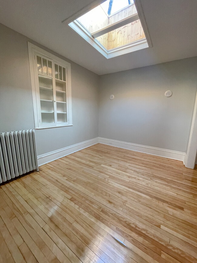 Building Photo - 4 Russell St E