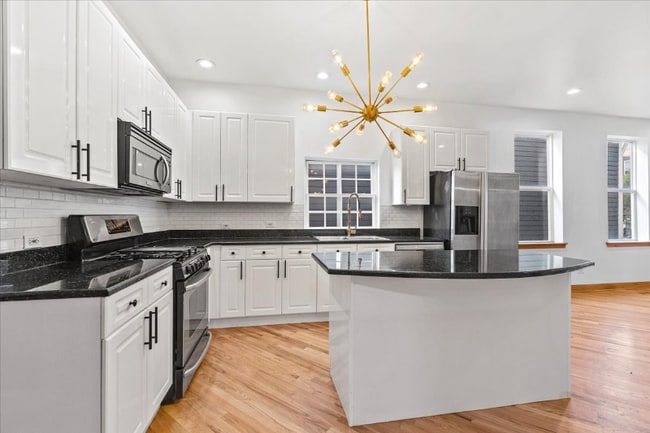 Foto del edificio - 2433 W Fletcher St