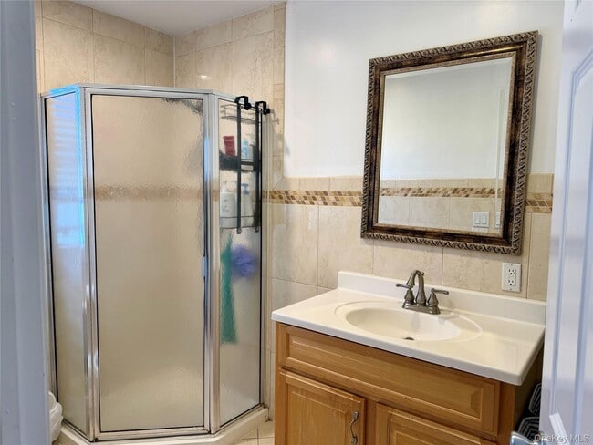 Building Photo - 38 Manorhaven Blvd