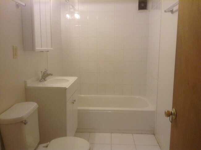 Foto del edificio - 2448 W Eastwood Ave