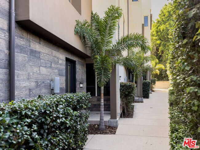 Foto del edificio - 2111 N Cahuenga Blvd