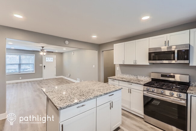 Building Photo - 735 Meadowbrook Dr