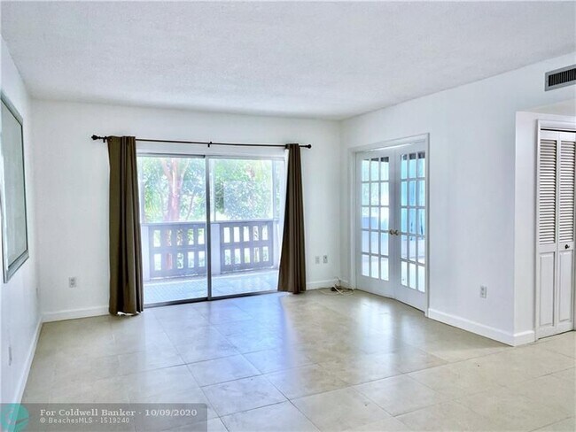 Building Photo - 4001 Hillcrest Dr