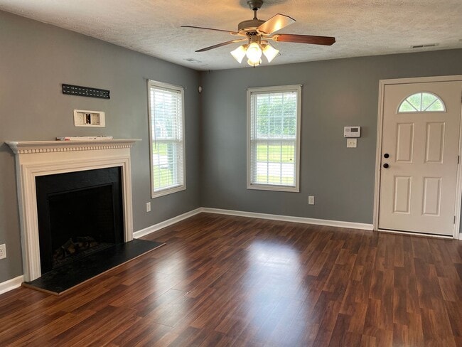 Foto del edificio - Charming 3 Bed 2 Bath Raeford Home with Fenced Backyard