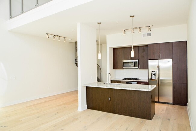 Foto del edificio - 7100 E Lincoln Dr