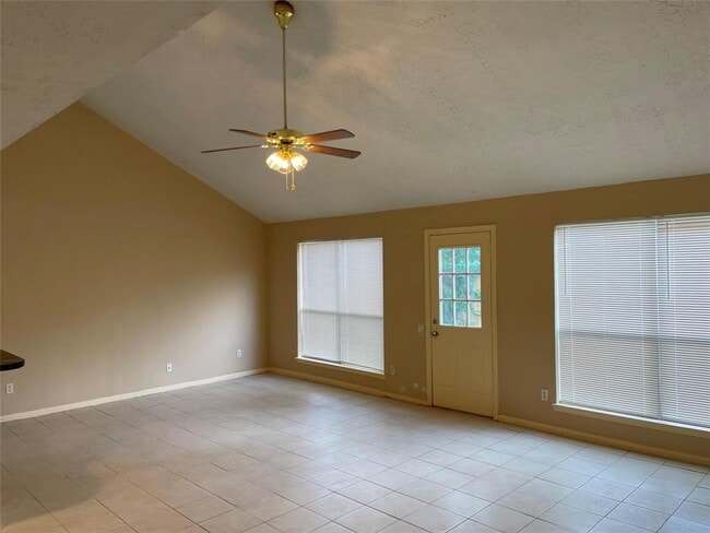 Building Photo - 122 Queens Ct