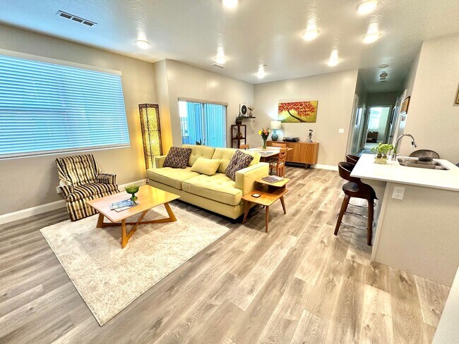 Building Photo - Beautiful Desert Color Condo!!