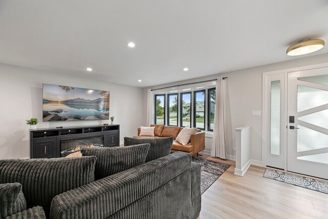 Building Photo - 208 W Hartford Dr