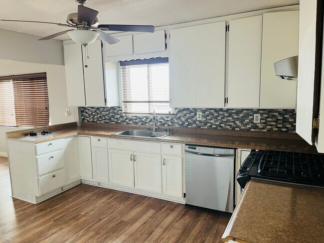 Foto del edificio - 4 bedroom 2 bathroom Home Coming Soon