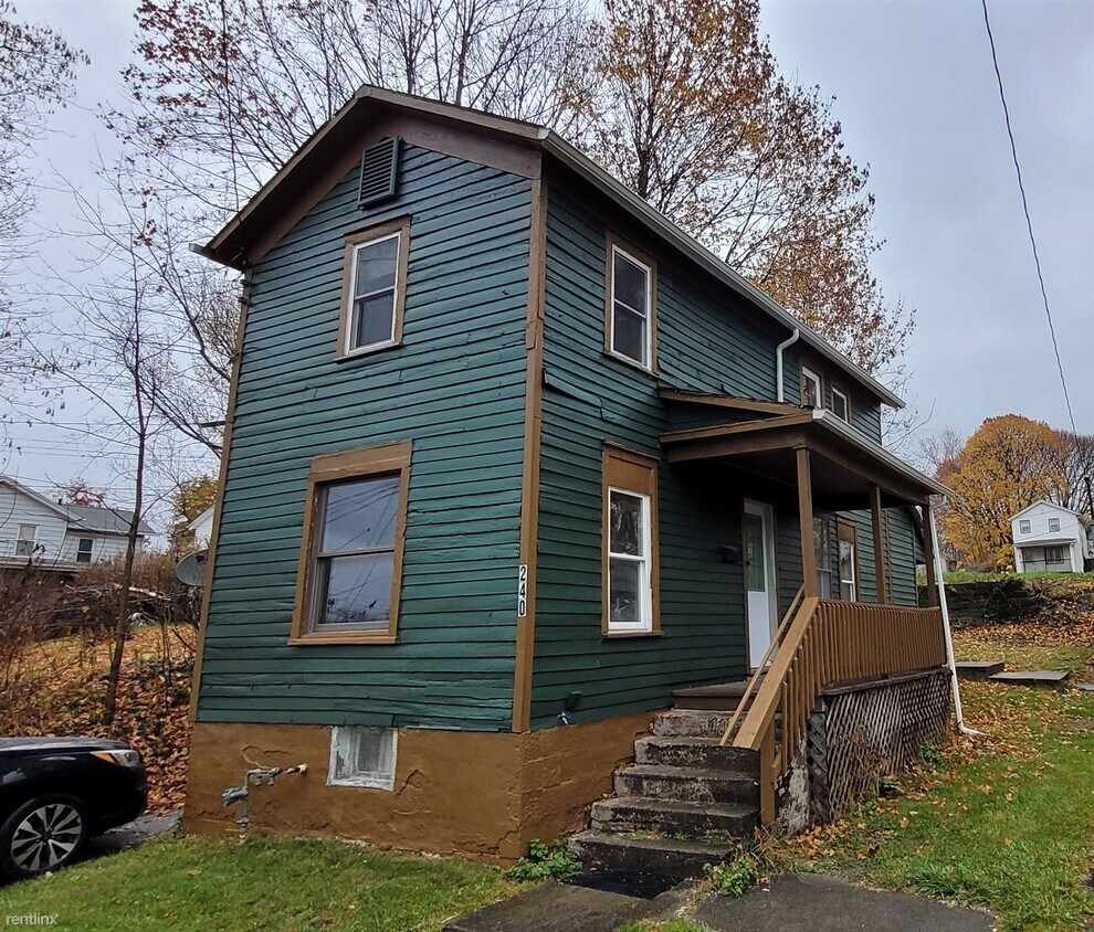 Foto principal - 3 br, 1 bath House - 240 2nd Avenue