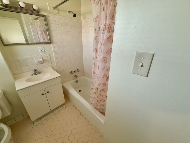 Building Photo - Discover your new home in a 1-BR, 1-BA apa...