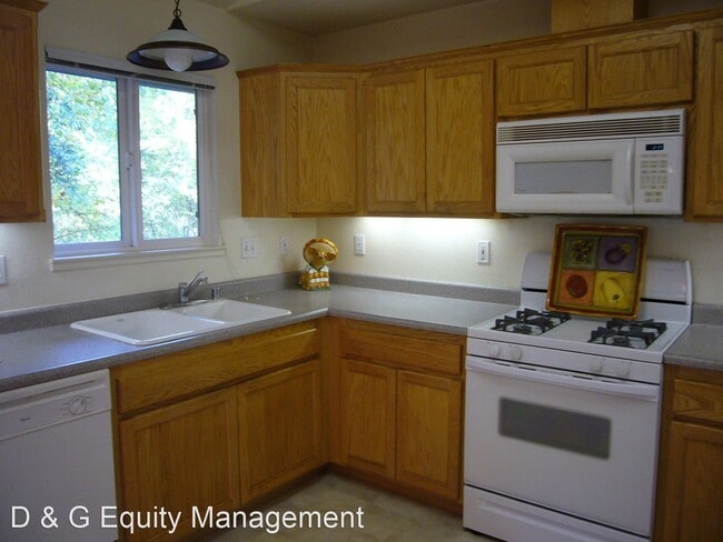 Building Photo - 3 br, 2 bath House - 15992 Drake Rd.