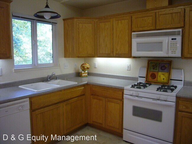 Foto del edificio - 3 br, 2 bath House - 15992 Drake Rd.