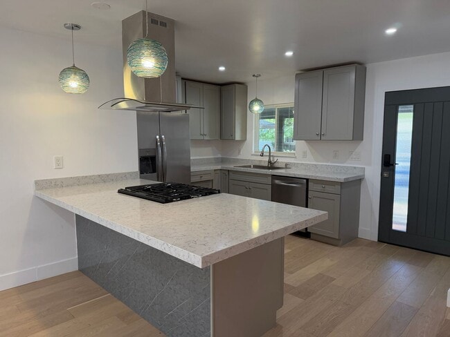 Building Photo - Fully Remodeled 3 Bedroom/ 2 Bathroom Duplex w/ Modern Finishes & Private Yard!