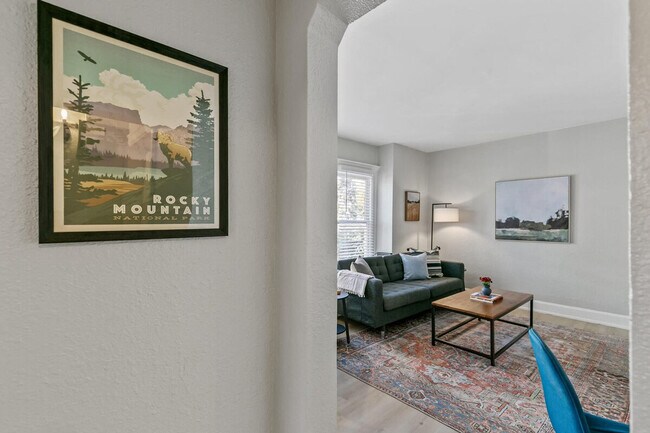 Foto del edificio - 1073 N Downing St