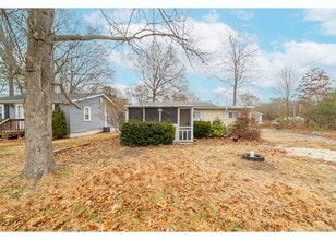 Building Photo - 324 Fern Rd