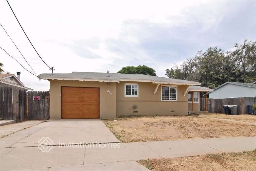 Foto principal - 2049 E Lincoln Ave