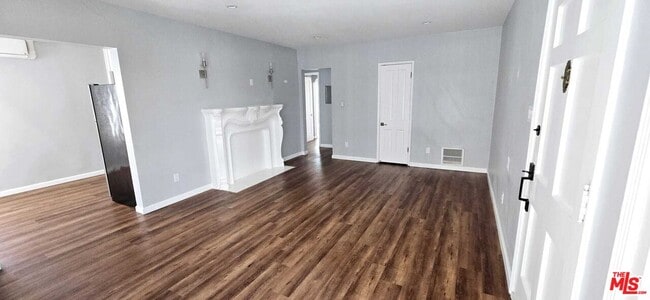 Building Photo - 158 S Elm Dr