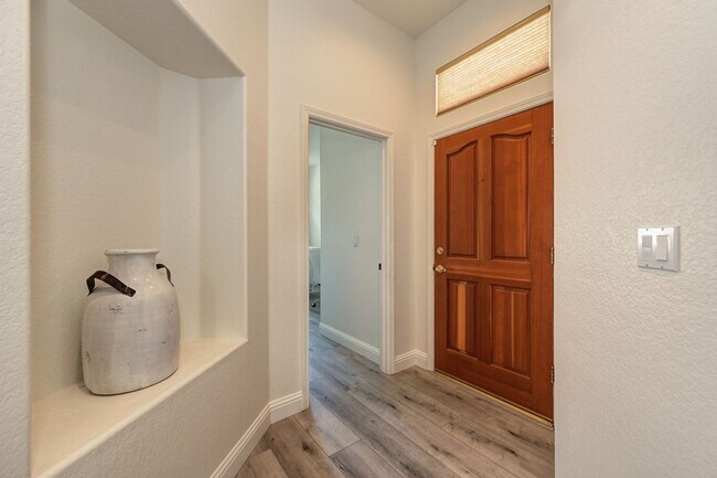 Building Photo - 5537 Cabrillo Way