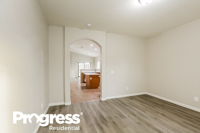 Building Photo - 2558 W Lynne Ave