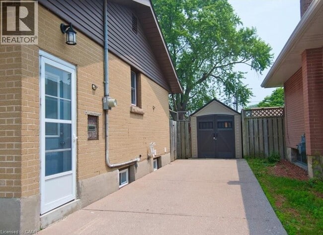 Building Photo - 651 Upper Ottawa St