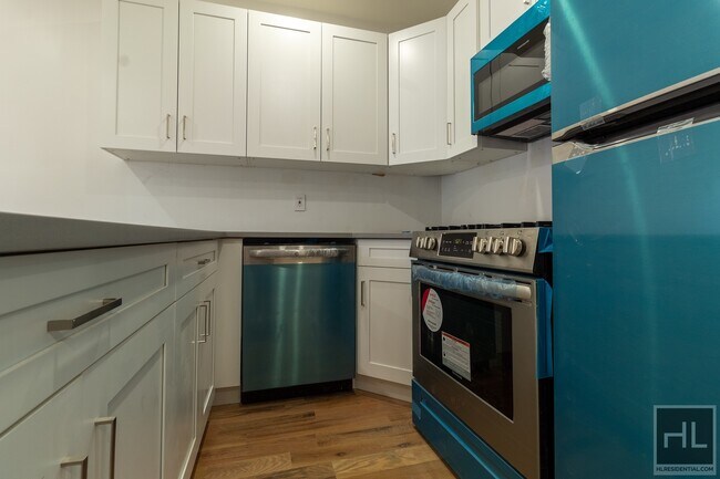 Foto del edificio - 3 Bed On Atlantic In Prospect /Crown Heights