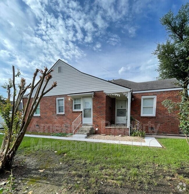 Building Photo - 901 S Erie Ave