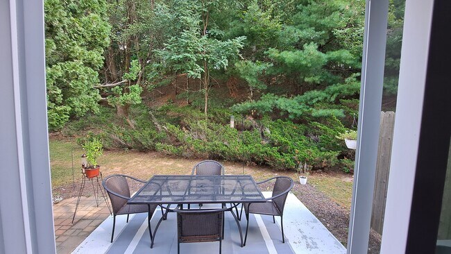 Private woods behind - 4052 Chaucer Pl