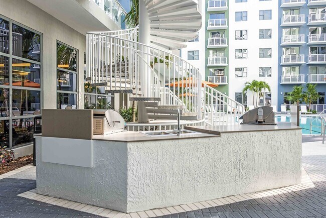 Foto del edificio - Lazul North Miami Beach Apartments