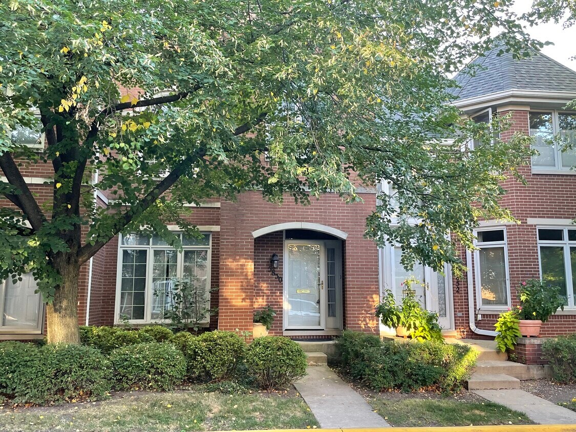 5850 N St Johns Ct, Chicago, IL 60646 Townhome Rentals in Chicago IL