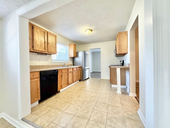 Building Photo - Spacious 4 Bedroom Located in Garden Homes